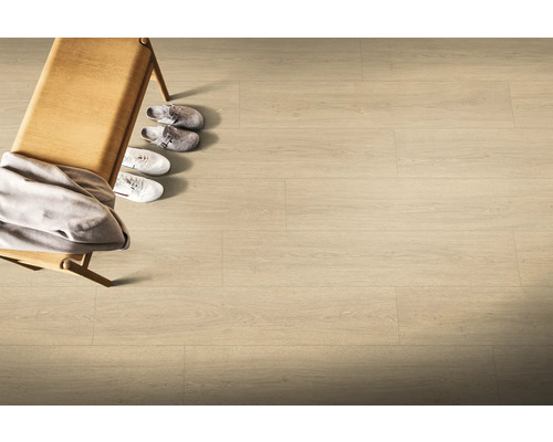 Helle Holzbodenfläche mit Bank, Schuhen und Jacke