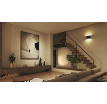 Wohnzimmer mit Treppe, Dekoration und Beleuchtung