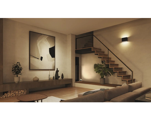 Wohnzimmer mit Treppe, Dekoration und Beleuchtung