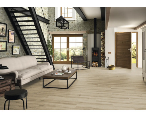 Wohnzimmer mit Treppe, Kamin, Sofa und Holzbodenfliesen