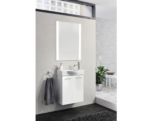 Badezimmer mit Waschbeckenunterschrank, Spiegel mit Beleuchtung und Handtuchhalter