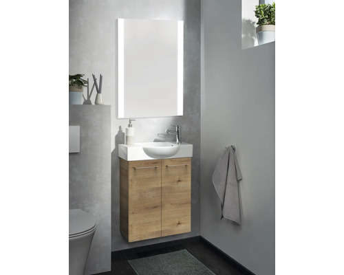 Badezimmer mit Waschtischunterschrank, Aufsatzwaschbecken und Spiegelschrank mit Beleuchtung