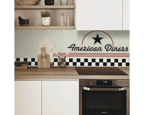 Küchenszene mit Wandtattoo im Stil eines American Diners, Arbeitsplatte und Einbaubackofen