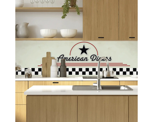 Küchenszene mit American Diners Motiv als Fliesenspiegel