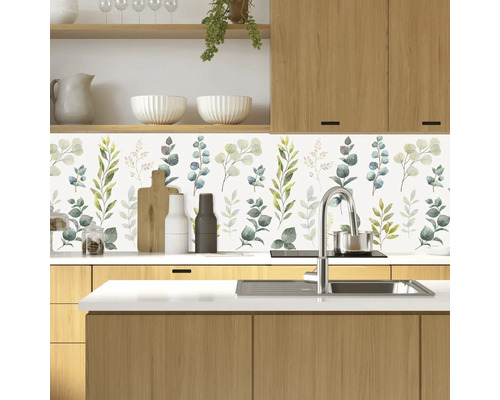 Küchenszene mit Arbeitsplatte, Spüle und bedruckter Rückwand mit Pflanzenmotiven.