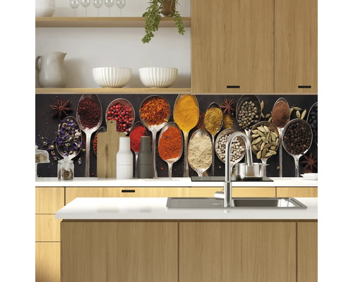 Küchenszene mit Gewürz-Motiv-Küchenrückwand, Spüle und Armatur