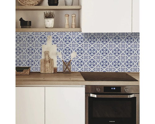 Küchenrückwand mit blau-weißem Fliesenmuster über Arbeitsplatte und Ofen