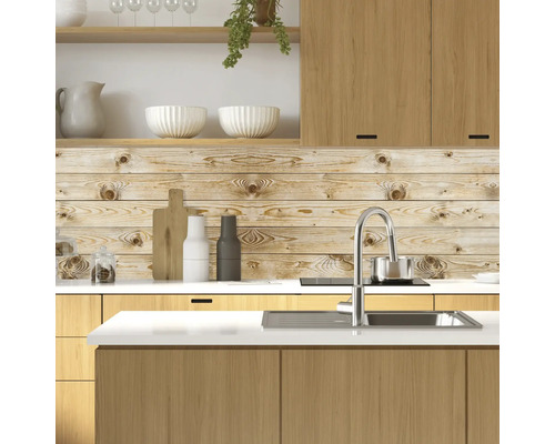 Küchenszene mit Spüle, Armatur, Kochfeld, Küchenutensilien und Holzelementen