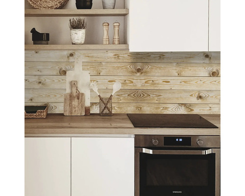 Küchenszene mit Holzdekorrückwand und Küchenutensilien