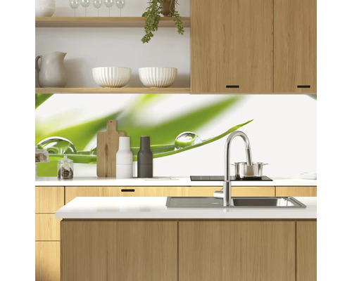 Küchenszene mit Spüle, Armatur und Spritzschutz mit Wassertropfen-Motiv