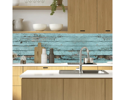 Küchenszene mit Spüle, Armatur und Spritzschutz im Holzdesign