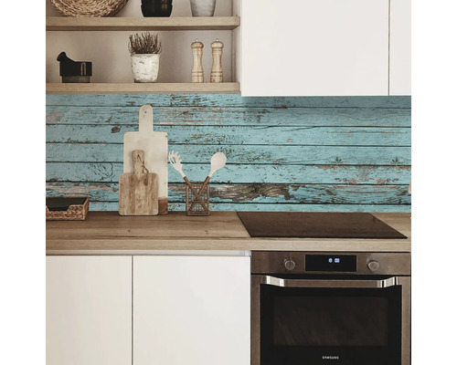 Küchenszene mit einer Rückwand aus Holzpaneelen im Used-Look.