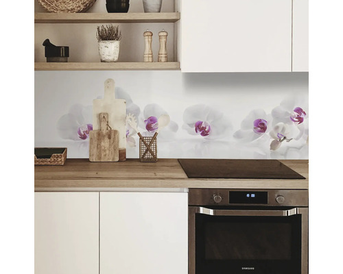 Küchenrückwand mit Orchideenmotiv in einer modernen Küche