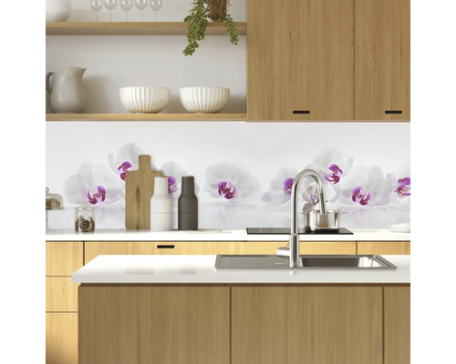 Küchenszene mit Küchenrückwand, die mit Orchideenmotiven verziert ist
