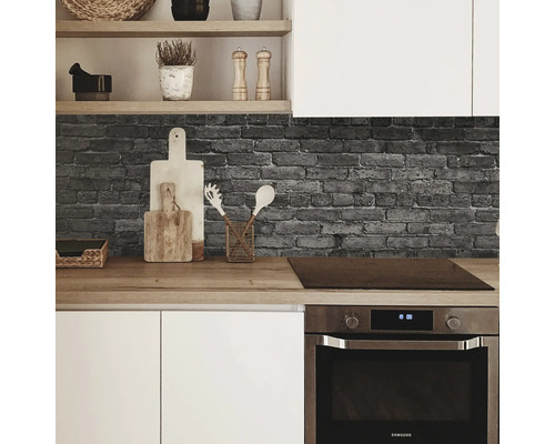 Küchenszene mit grauer Backsteinmauer und Küchenutensilien