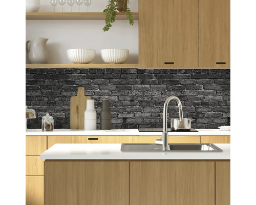 Moderne Küche mit Holzschränken, Spüle, Armatur und Backsteinmuster