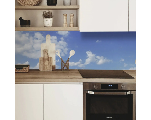 Küchenrückwand mit Himmelsmotiv in einer modernen Küche