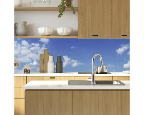 Küchenrückwand mit Wolkenhimmel-Motiv in einer modernen Küche.