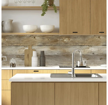 Küchenszene mit Holzschrank, Spüle und Holzwandpaneelen