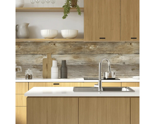 Küchenszene mit Holzschrank, Spüle und Holzwandpaneelen