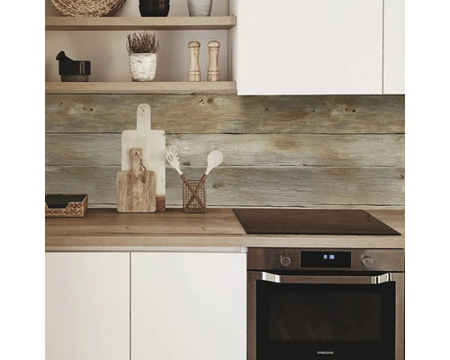 Küchenszene mit Holzwandpaneelen und weißen Schränken