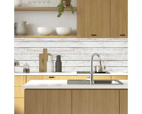 Küchenszene mit Holzschränken, Spüle und weißer Holzwand