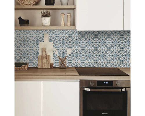 Küchenrückwand mit blauem Fliesenmuster in einer hellen Küche