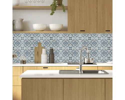 Küchenszene mit blau gemusterten Fliesenaufklebern als Spritzschutz
