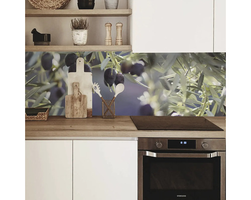 Küchenrückwand mit Olivenzweig-Motiv in einer modernen Küche