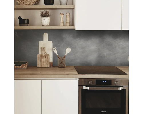 Küchenszene mit Arbeitsplatte, Kochfeld und Küchenutensilien