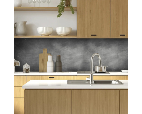 Helle Küche mit Holzschränken, Spüle, Armatur und grauer Rückwand