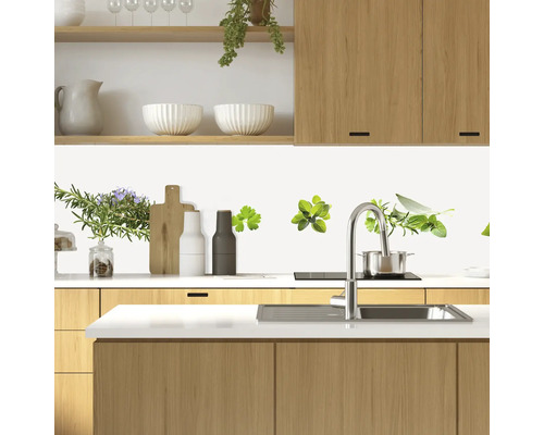 Küchenszene mit Küchenmöbeln und Kräutermotiven