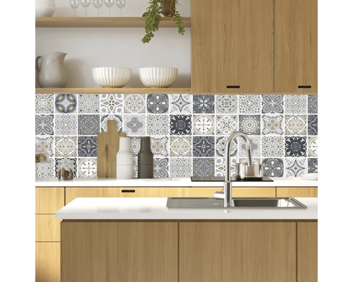 Küchenszene mit Mosaikfliesen-Wanddekoration, Spüle und Holzelementen.