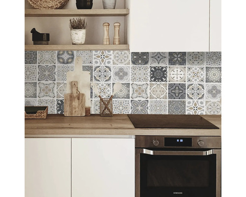 Küchenszene mit Fliesenaufklebern im Retro-Stil als Fliesenspiegel