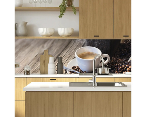 Küchenrückwand mit Kaffeemotiv hinter Spüle