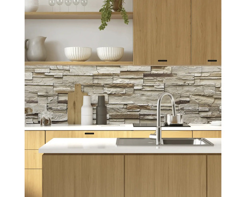 Küchenszene mit Küchenschränken und Steinwand