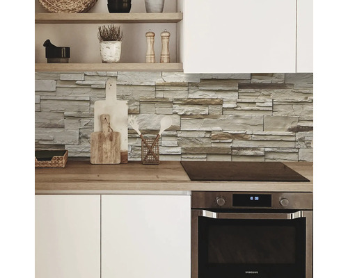 Küchenszene mit Steinwand, Arbeitsplatte und Küchengeräten.