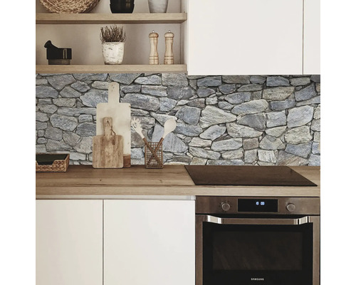 Küchenrückwand mit Steinmuster in moderner Küche.