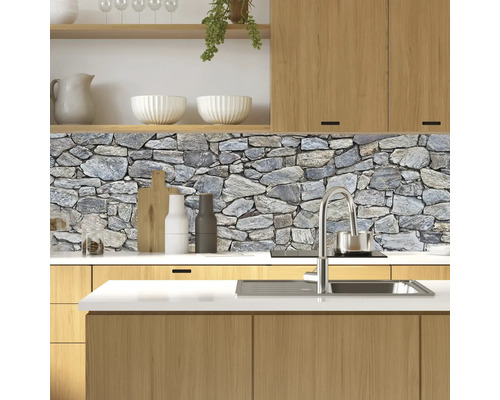 Küchenrückwand mit Steinmauer-Optik über der Arbeitsfläche