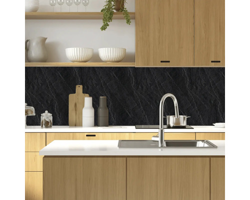 Küchenszene mit Holzschränken, Spüle und schwarzer Arbeitsplatte in Steinoptik