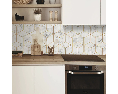 Küche mit weißen Marmorfliesen und goldenen geometrischen Mustern