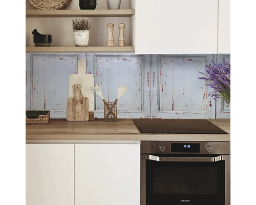 Küchenszene mit Wandpaneelen im Vintage Stil, Herd und Küchenutensilien.