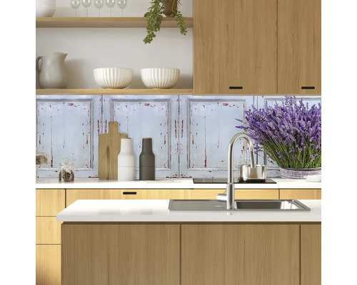 Küchenszene mit Dekoration und Wandpaneelen im Vintage-Stil