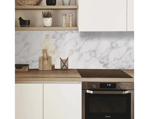 Küchenszene mit Marmor-Wandpaneel, Arbeitsplatte und Küchenutensilien