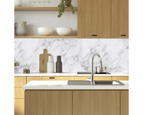 Moderne Küche mit Marmor-Wandverkleidung, Holzschränken und Edelstahlspüle.