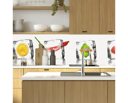 Küchenszene mit Küchenrückwand mit Eiswürfel-Frucht-Motiv