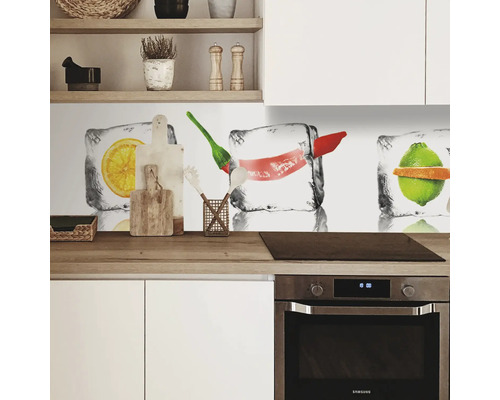Küchenrückwand mit Obst- und Gemüsemotiven in Eiswürfeln hinter der Arbeitsplatte.