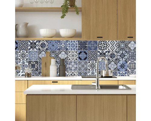 Küchenszene mit Mosaikfliesen-Wandgestaltung, Spüle und Holzelementen.