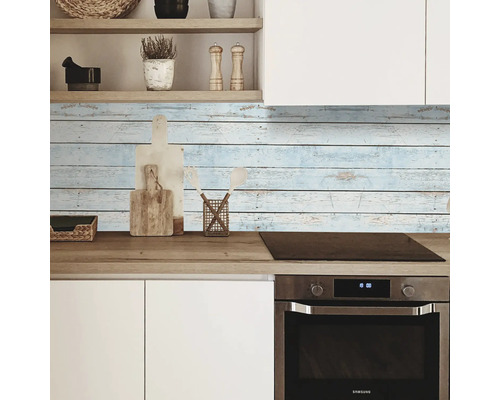 Küchenszene mit Arbeitsplatte, Spüle, Herd und Wandpaneelen in Holzoptik