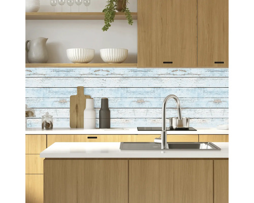 Küchenszene mit Spritzschutz in Holzoptik